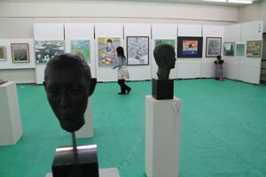 9日から13日まで第6回三条市展、初日の開場式で初めて三条東高校書道部による書道パフォーマンス