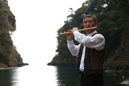 竹笛を演奏する鼓童の山口幹文さん