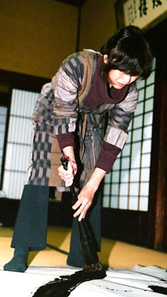 書道パフォーマンスを披露するあおのよしこさん
