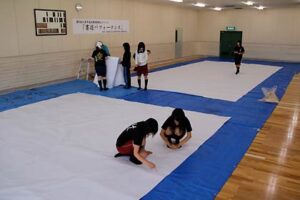 9日の第6回三条市美術展開場式での三条東高書道部による書道パフォーマンスを前に前日8日、会場準備とリハーサル