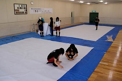 第6回三条市美術展の開場式で書道パフォーマンスを披露する三条東高校書道部が準備とリハーサル