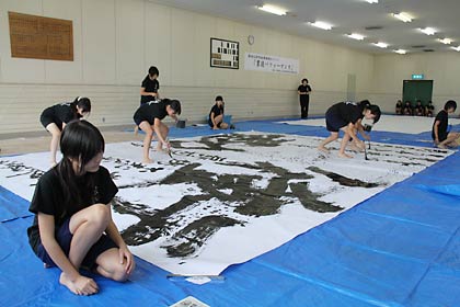 第6回三条市展開場式で行われた三条東高書道部による書道パフォーマンス