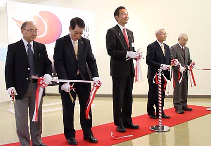 展示会場入り口でテープカット