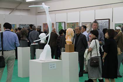 開場式後、にぎわう展示会場