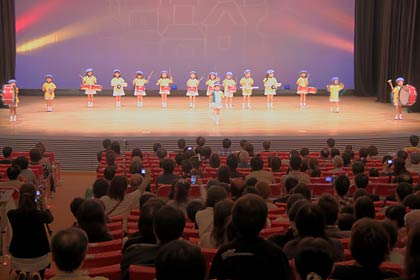9日開かれた第5回燕市立幼稚園合同発表会が