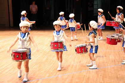鼓隊演奏を披露