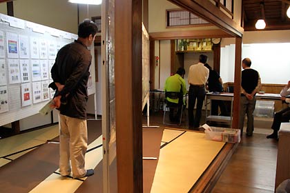 11日まで丸井今井邸で開かれている日本郵趣協会新潟県央支部の展示会「第21回切手まつり新潟県央2010」