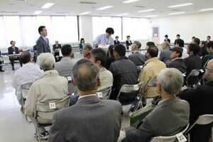 燕市議選が告示された10日、吉田産業会館で行われた立候補届け出の受け付け
