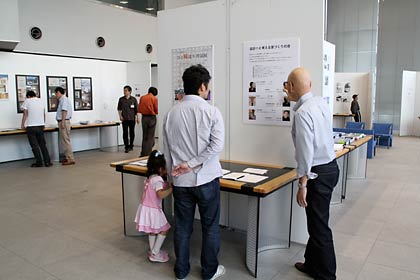 ふらりと会場に立ち寄った人も、つい熱中して会意の説明に聞き入る