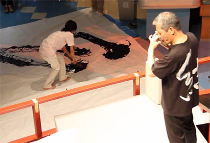 越後出雲崎「天領の里」で行われた鼓童の山口幹文さんによる竹笛コンサートと田上町の書道家あおのよしこさんによる書道パフォーマンスとの共演