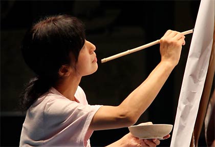 たおやかに筆を走らせるあおのさん