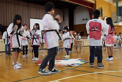 白根小で三条凧ばやしを披露する四日町小3年生