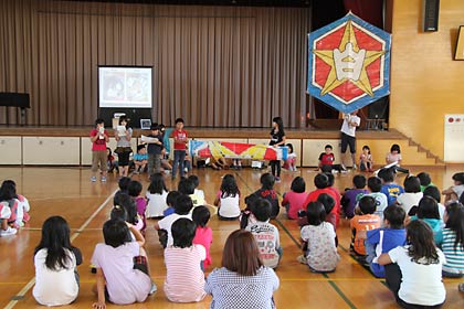 総合学習の成果を発表する白根小4年生