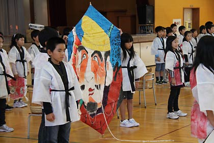 総合学習の成果を発表、自分たちで作った六角凧を披露する四日町小3年生