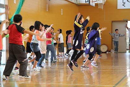 踊りを披露する白根小4年生