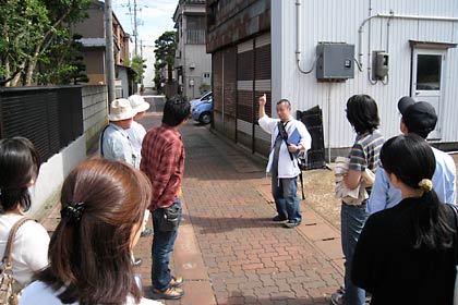 ふだん、車では通らないであろう小路を歩くのも「まちあるき」の大きな魅力