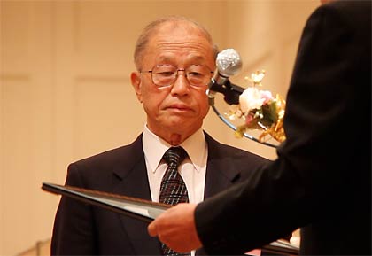 特別役員表彰を受ける羽二生良夫前会頭