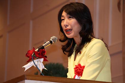 祝辞を述べる菊田真紀子代議士