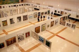 第5回燕市展が開幕、市民芸術の粋241点を展示して初日の出足順調、人間国宝玉川宣夫さんの木目金花瓶も展示