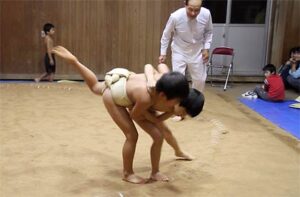 三条市下田地区の小学校1、2年生7人が参加して第6回三条市子ども相撲大会で体をぶつけ合う