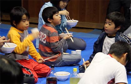 大会後は土俵にビニールシートを広げてみんなでちゃんこ鍋に舌鼓