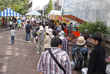 花鉢抽選プレゼントには今回も大行列