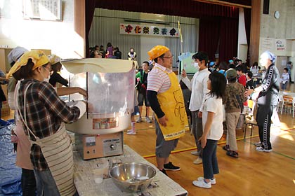 17日開かれた三条市立一ノ木戸小学校の文化祭