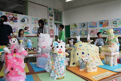 色とりどりの作品が並ぶ教室