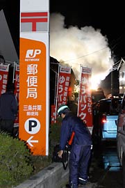 現場は三条井栗郵便局の隣りの隣り