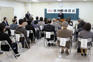 第5回燕市展授賞式で鈴木市長から受賞者に賞状や副賞を手渡す