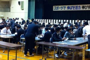 燕市民体育館で行われた燕市議選の開票作業