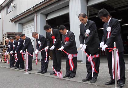 20日に加茂市・JAにいがた南蒲須田選果場で行われたグルメゆうパック「加茂 新高梨」出荷式のテープカット