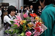ドライバーに花束を贈るJAにいがた南蒲職員