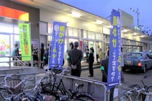 「三条市安全・安心なまちづくりの日」で地元高校生が駅前駐輪場で自転車盗難被害防止広報啓発活動