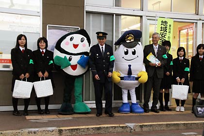 人気の県警マスコット「ひかるくん」と三条市環境マスコット「エコちゃんサンちゃん」も並んで乗降客にワイヤー錠やちらしの配布