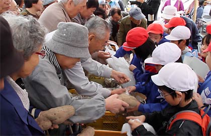 二・七の定期市でサツマイモを売る飯田小3年生