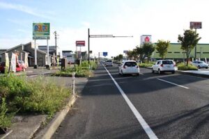 三条市上須頃地内の国道8号で左折の車と後ろから来たバイクが衝突、バイクの男子高校生が死亡