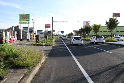 車とバイクがぶつかってバイクの男子高校生が死亡した事故現場