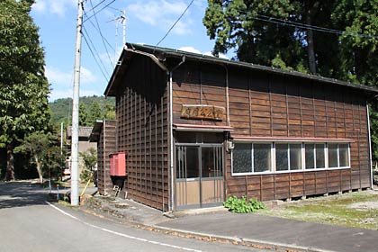 木登りしている小グマを追い払った現場付近の庭月公会堂