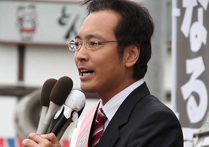 選挙事務所前で第一声を放つ国定氏