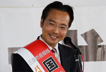 大勢参集した支持者に笑顔で感謝する国定氏