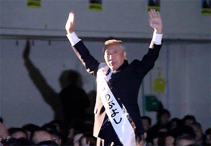 スポットライトを浴びて入場する山井氏