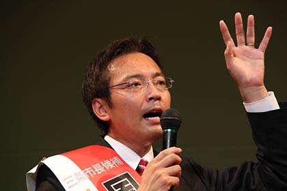 玉の汗で大演説をする国定氏