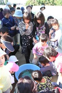 23日行われた「さんじょう下田産サツマイモ収穫体験バスツアー」で三条縄文どじょうの養殖池を見学