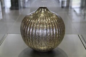 燕市が購入することに決めた燕市産業史料館に展示している玉川宣夫さん制作の木目金の花瓶