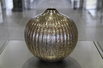 燕市が購入することに決めた燕市産業史料館に展示している玉川宣夫さん制作の木目金の花瓶