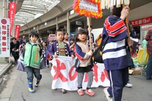 燕消防署と管内保育園の幼年消防クラブが合同防火パレード