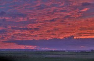 29日の三条は気温低めで夕方には不気味な夕焼け、台風14号接近で県内は30日昼から風雨強まる