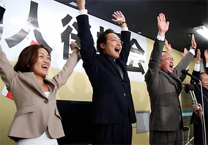 山井太幹事の音頭で万歳三唱する国定氏