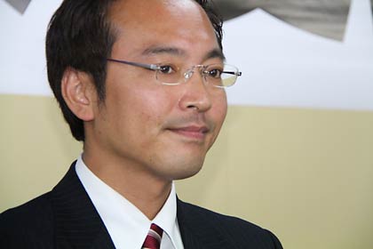 支持者の拍手と歓声に包まれて時折、涙をこらえるような表情を見せた国定氏
